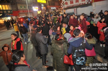 民眾深夜出門避震 民眾深夜出門避震