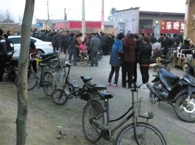 　11月9日下午，暴力催債的社會人員持械進(jìn)入獻(xiàn)縣安莊后，村民們聚集在一起準(zhǔn)備反抗。村民供圖