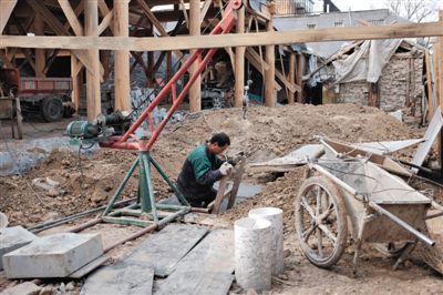 東城區(qū)北鑼鼓巷與小經(jīng)廠胡同之間一處四合院內(nèi)，工人進(jìn)入已經(jīng)挖好的地下室內(nèi)施工。