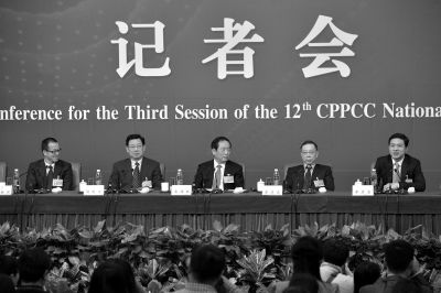 昨日，政協(xié)十二屆三次會議舉行記者會，五位嘉賓回答中外記者提問。京華時報記者王海欣攝