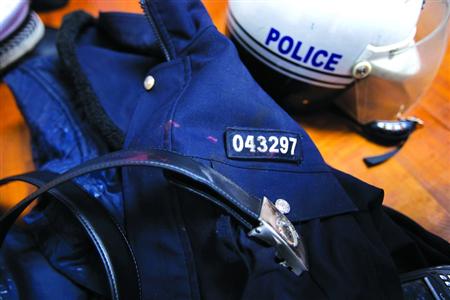 在閔行區(qū)虹橋派出所的一角，擺放著茆盛泉曾經(jīng)最愛的警服?！?43297”的警號、深色的警服依稀可見已經(jīng)凝固的血跡，警用皮帶也斷裂了。