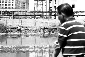 2015年6月5日，上海的古御界橋只剩橋墩和兩塊橋面。