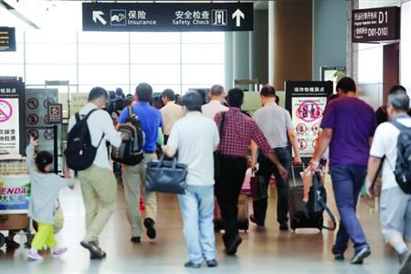 近期乘飛機(jī)應(yīng)留足更多的時間以免誤機(jī)。/晨報記者 殷立勤