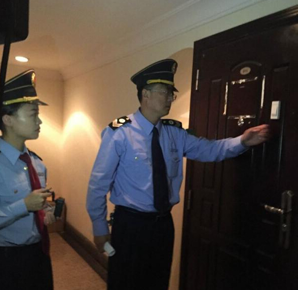 青島市衛(wèi)生監(jiān)督所的工作人員在郝愛勇診所執(zhí)法。