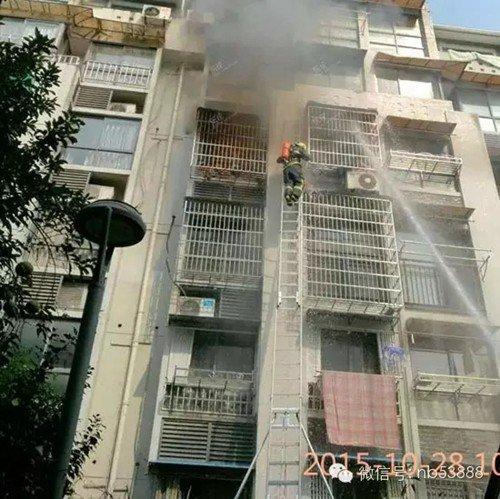 消防官兵試圖打開防盜窗救人 消防官兵試圖打開防盜窗救人