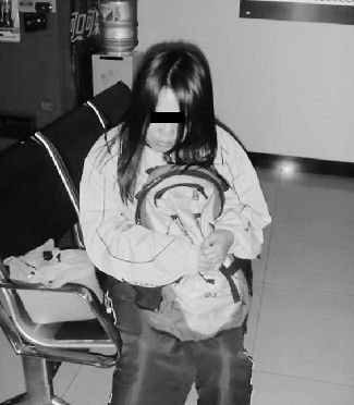 扮學(xué)生妹乞討的女子。