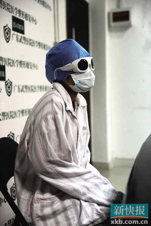 小美見媒體時(shí)把自己遮掩得嚴(yán)嚴(yán)實(shí)實(shí) 小美見媒體時(shí)把自己遮掩得嚴(yán)嚴(yán)實(shí)實(shí)