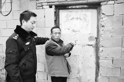 　嫌犯指認藏匿兒童的地點。