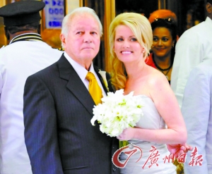 二00一年，埃德文和特里娜舉行婚禮。