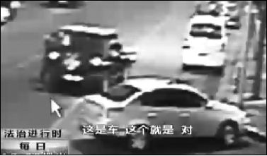 事發(fā)現(xiàn)場監(jiān)控錄像顯示，白圈內(nèi)的被害人老丁，正在牧馬人越野車旁收費。 圖片來自電視截圖