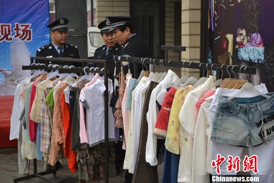 警方展示的部分被盜服裝。　宋立超　攝
