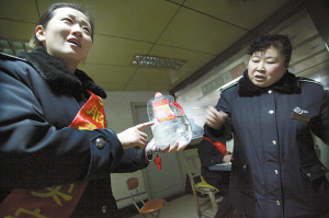 　車站人員在講述當(dāng)時(shí)情況，一桶5斤的白酒已被喝掉大半記者周杰攝