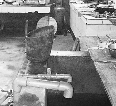 在鎮(zhèn)機(jī)關(guān)食堂，洗菜煮飯都用自來水。