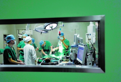 昨晚，醫(yī)生為小進(jìn)進(jìn)做截肢手術(shù)。