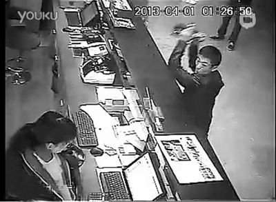 另一同行男子，操起柜臺(tái)上的擺件，用力砸向女服務(wù)員面部。