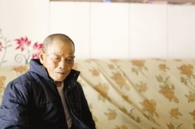 4月15日，劉爹爹的一只眼睛上有明顯的淤青。