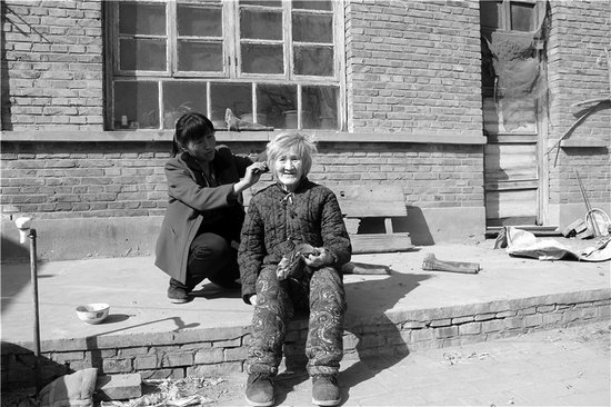 農(nóng)婦帶瘋婆婆改嫁盡孝道 稱(chēng)老太高興比什么都強(qiáng) 農(nóng)婦帶瘋婆婆改嫁盡孝道 稱(chēng)老太高興比什么都強(qiáng)