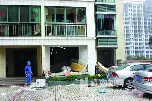 事發(fā)房屋整個(gè)陽臺(tái)的防盜網(wǎng)鐵窗被震飛 事發(fā)房屋整個(gè)陽臺(tái)的防盜網(wǎng)鐵窗被震飛
