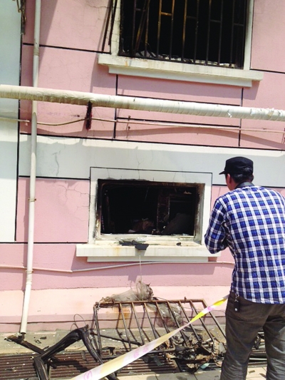 窗戶被燒得面目全非。