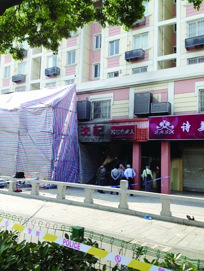 警方勘查事故現(xiàn)場(chǎng)。