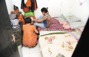 在米家崖一民房?jī)?nèi)，母親蹲在地上幫身陷傳銷(xiāo)的女兒穿鞋，但遭到女兒拒絕