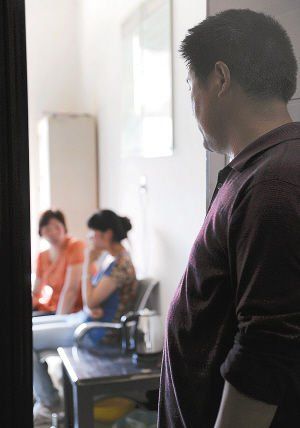 妻子在房?jī)?nèi)勸說(shuō)女兒時(shí)，楊師傅守在門(mén)外