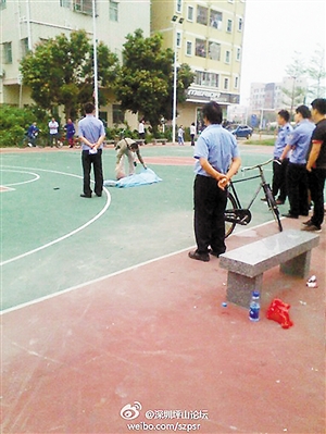 事發(fā)后，警方趕往現(xiàn)場進(jìn)行處理。圖片來源于微博