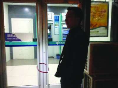 夏先生拿防盜鎖鎖了銀行門。