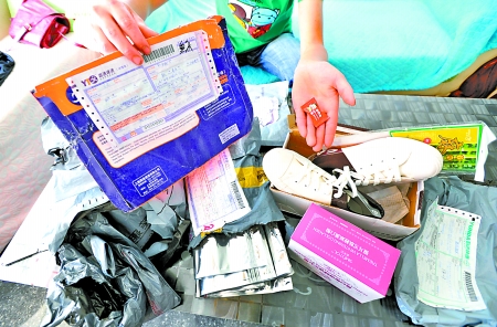 昨日,沙坪壩區(qū)遠祖橋,彭小姐這幾天收到的一堆包裹。記者吳珊攝