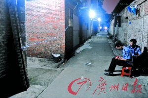 事發(fā)出租屋前拉起了警戒線，警方正在現(xiàn)場調(diào)查。記者陳楓攝