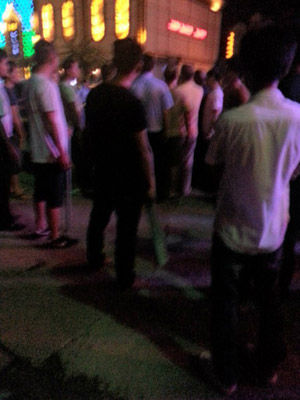 網(wǎng)帖圖片顯示事故現(xiàn)場(chǎng)多人持械 網(wǎng)帖圖片顯示事故現(xiàn)場(chǎng)多人持械