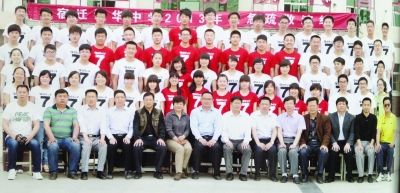 大家來(lái)找找，兩幅圖中有13人完全一致，你能找出來(lái)嗎？