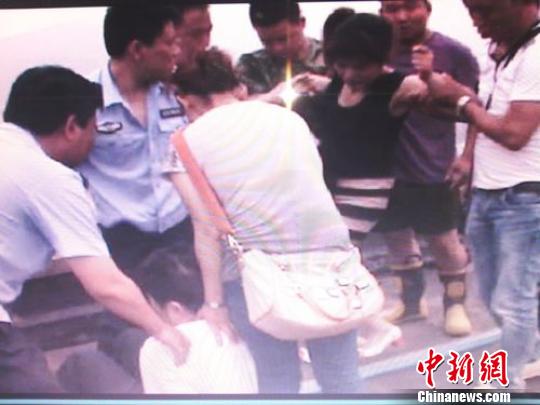 宗德宇緩緩靠近跳樓女子?！O程　攝