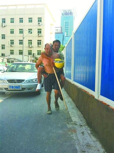 “謝謝，我們身上灰多，怕把車弄臟了”