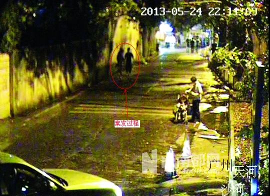 監(jiān)控視頻中（紅圈處），男子尾隨女學(xué)生試圖進(jìn)行猥褻。通訊員供圖