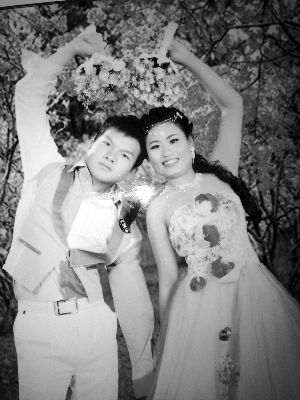 結(jié)婚照中的阿妮笑容燦爛，現(xiàn)實(shí)中，這對(duì)“跨國(guó)速成夫妻”還處在并不愉快的磨合過(guò)程中 本版均為資料圖片