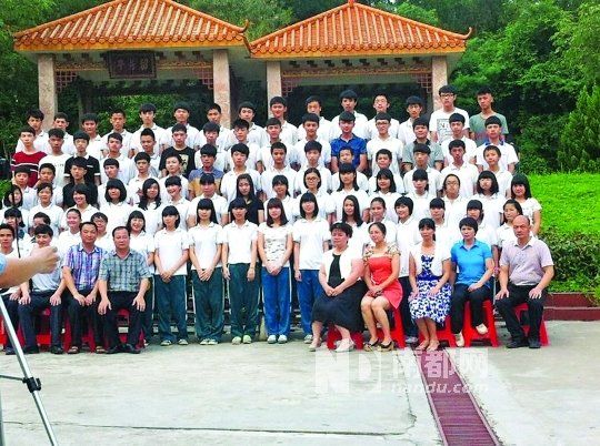 畢業(yè)照中間留出四個空位。