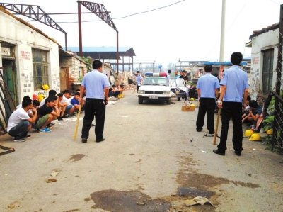 民警繳獲木棍。 讀者供圖