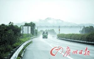 　當(dāng)天事故發(fā)生的現(xiàn)場處于一個(gè)彎道，很多司機(jī)反映說來不及減速。