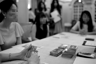 6月30日，中國企業(yè)家單身俱樂部在北京舉行富豪相親海選活動，“考官”通過玩塔羅牌考察面試者的心理狀態(tài)。新京報記者 吳江 攝