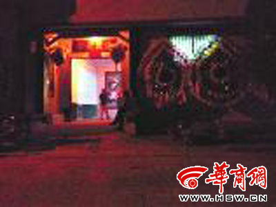 昨晚8時許，老人的大兒子的家正在辦喪事，屋外擺放著花圈 本報記者張超攝