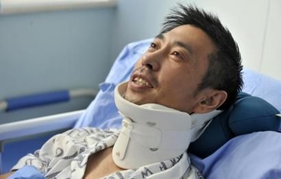 8月25日，交警周寶來(lái)躺在病床上。