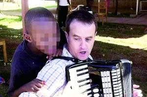 西蒙·伍德在教孩子唱歌，歡樂的歌聲掩蓋不住邪惡的目的。