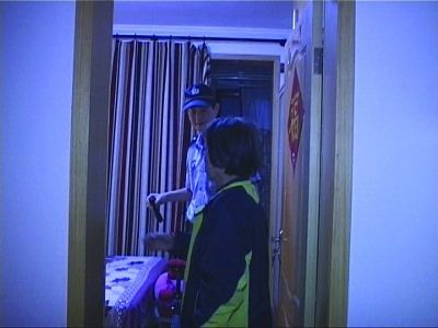 民警幫老人檢查沒發(fā)現(xiàn)有炸彈。