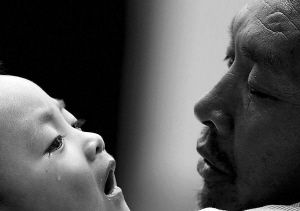 小憲揚看著爺爺，眼角流下了淚水