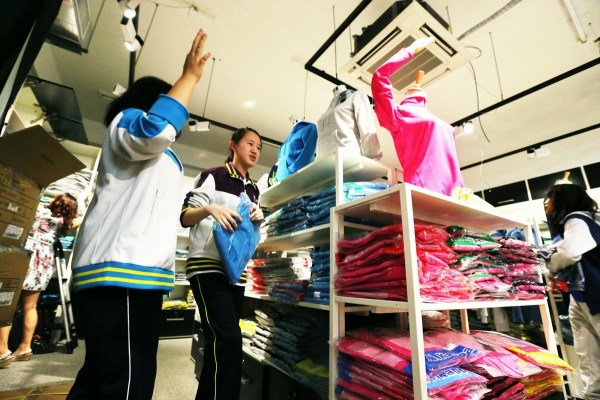 　9月12日，北京，十一學(xué)校在推出三大類、超過(guò)40款“最潮”校服，吸引學(xué)生搶購(gòu)。