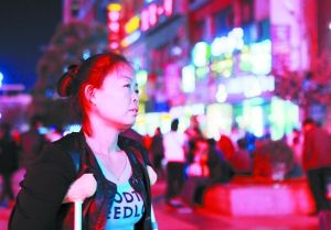 走在燈火闌珊的蘭州街頭，史女士迷茫無助。