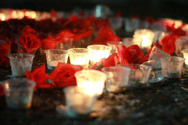 上海財經(jīng)大學(xué)蠟燭表白后被潑水現(xiàn)場 上海財經(jīng)大學(xué)蠟燭表白后被潑水現(xiàn)場