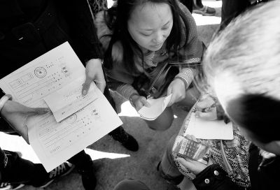 喜隆多商場接待處外面，受損商戶正拿手機(jī)計算自己能退多少錢