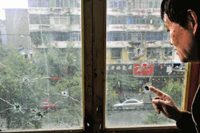 10月17日，朱先生家窗戶被擊穿。